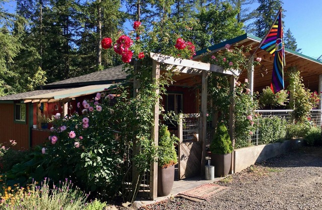 Nos Suenos farmhouse, Charming 2-bedroom with hottub, WiFi in marvelous Portland