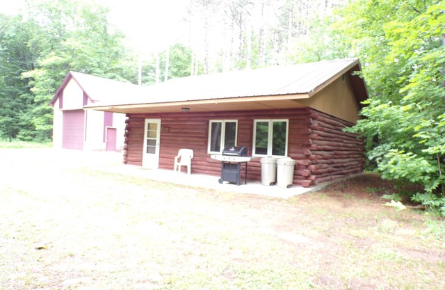 Not 1 but 2 cabins in the Hiawatha Forrest SEPARATE rentals on same property