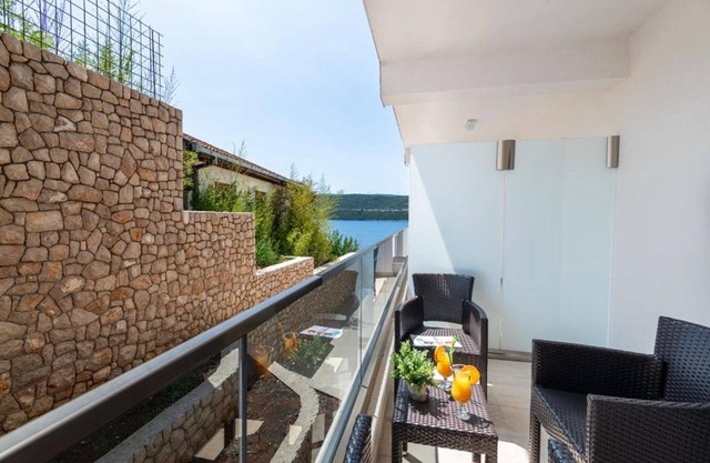 Novum-Hotel - Standard Triple Room with Balcony and Side Sea View 3