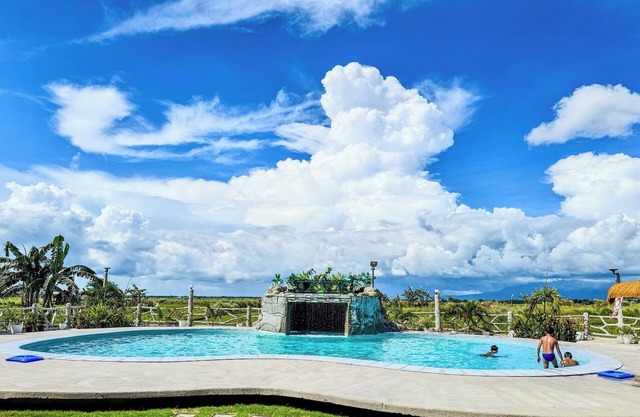 nTHE OASIS RESORT- CASA BIEN, 3BR, 2TB, Pool, Wifi, Videoke, BBQ, Near Naga City