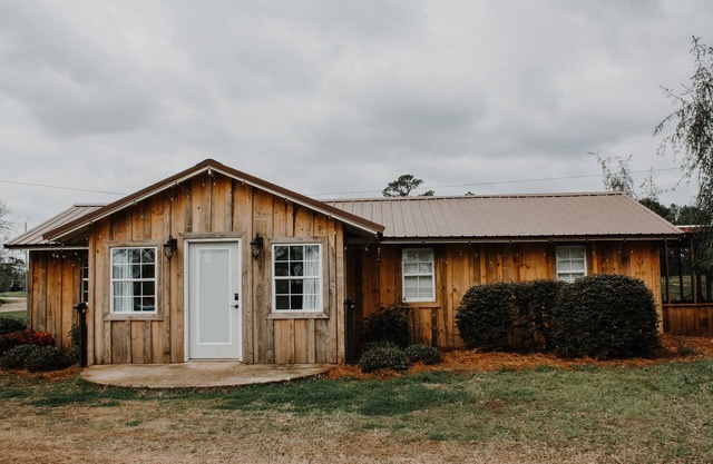 Nubbintown Honey House Romantic Getaway Farm Stay