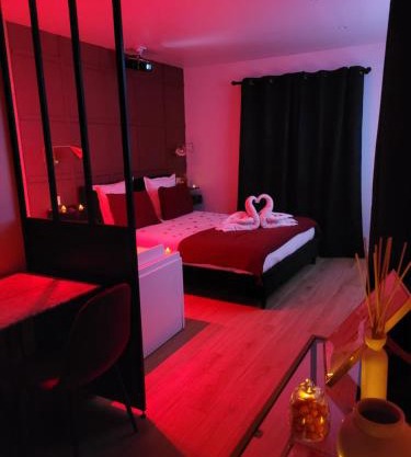 Nuit d'évasion love room avec baignoire balnéothérapie