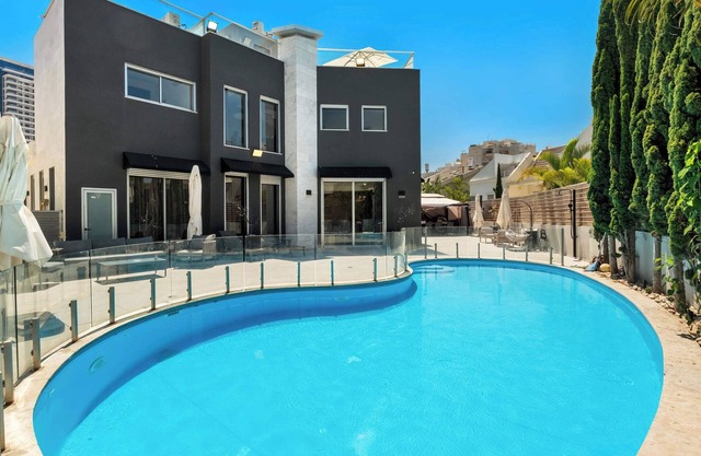 O&O Group - Luxury Sea Front Villa Amazing Pool