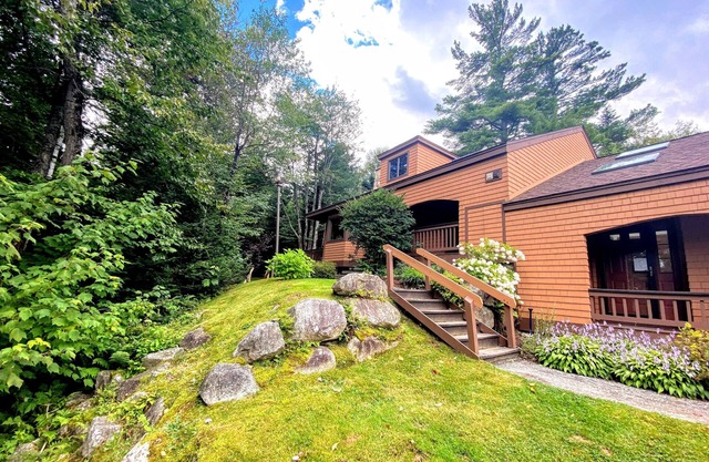 O42 Renovated with high class upgrades! Ski access, boot warmer, ski rack, yard, AC, dog friendly!