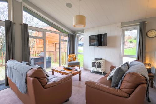Oak Cabin with Hot-tub & secluded decking - Finlake Resort & Spa - Devon