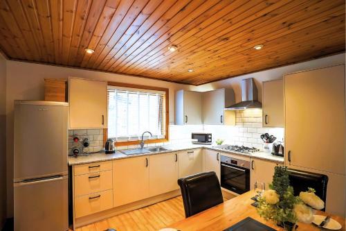 Oak Tree Lodge - A Romantic Getaway- Finlake Resort & Spa - Devon
