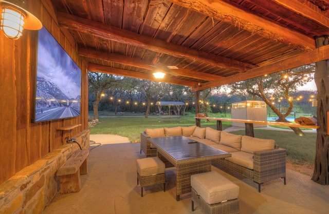 Oakridge Ranch: Pool + Hot-tub, Pickleball Court, Whiskey & Wine Room