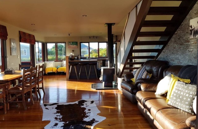 Oasis by the Beach, Riverton Rocks