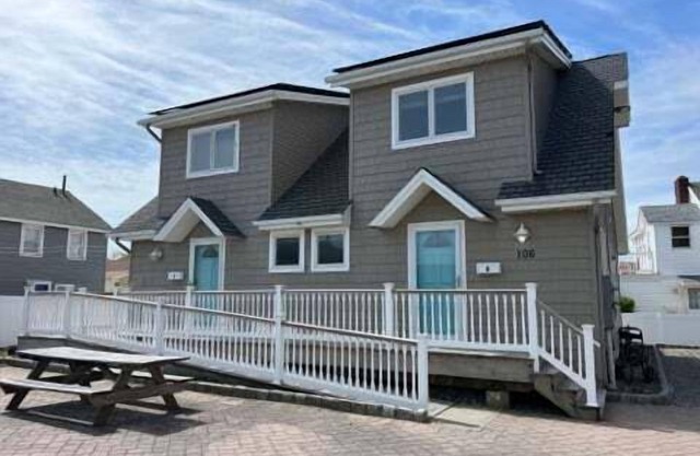 OCE106B | Townhouse next to beach & boards! 2 Car park, 6 badges, PETS! Shore Points Vacations