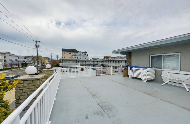 Ocean City Condo w/Pool: Walk to Boardwalk!