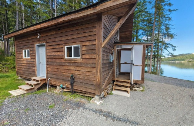 Ocean front 2-bedroom cabin in Whale Pass with strong WiFi