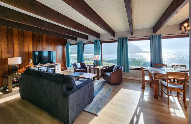 Ocean Front 5 BR Home! Yachats, Walk to Everything! Dog Friendly!