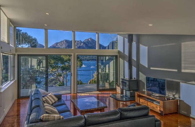 Ocean & Mountain Views. Sundeck. Fireplace. Free wifi. 5 min walk to beach.