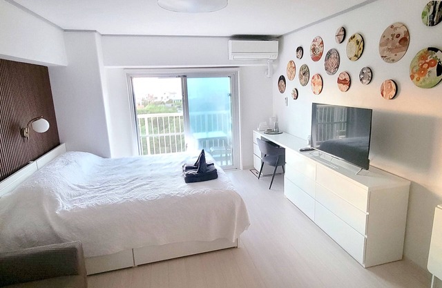 Ocean View! King size bed! 2 min walk to the beach! Kimono art gallery room!