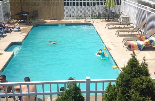 Ocean view with a shared pool.apt6
