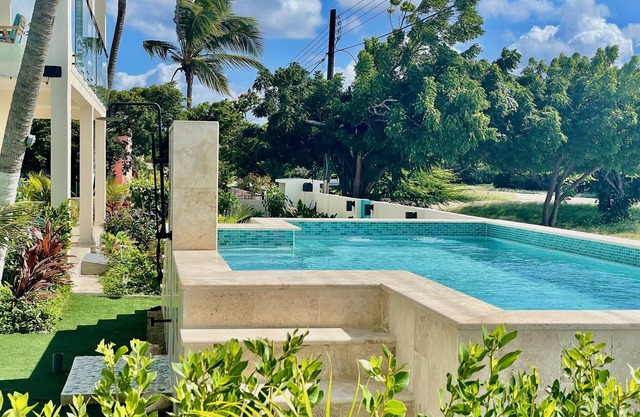 Oceanfront 1BDRCondo: 2x Queen-Beds|Pool|Full-Kitchen|SofaBed|Mini-Beach|Dock
