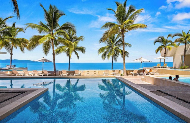 Oceanfront 1BR with Balcony & Pool