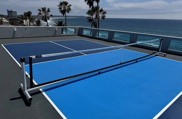 Oceanfront Beach, Pool, Hot Tub, Pickleball, Movie Theater, Elevator & Golf Cart