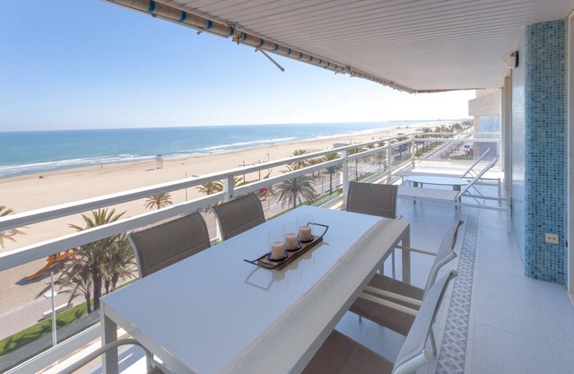 Oceanfront condos w/breathtaking views. Elegant decoration!