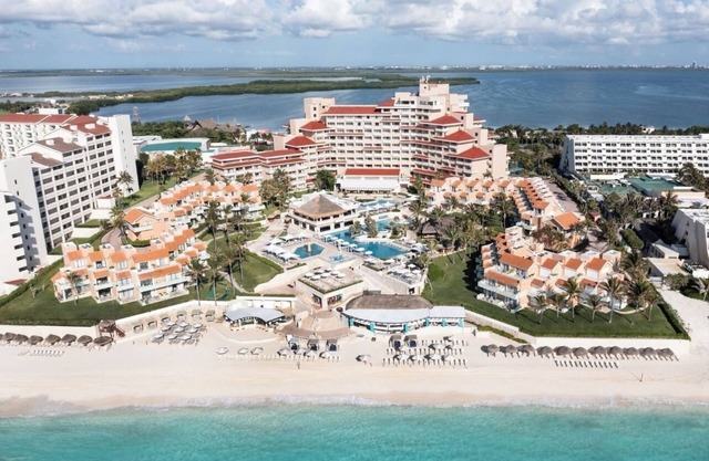 Oceanfront Dual-Suite Retreat - Wyndham Grand Cancun Resort