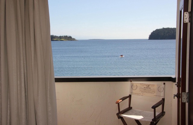 Oceanfront Gorgeous 2br Getaway in Departure Bay - 3 Steps to the Beach!