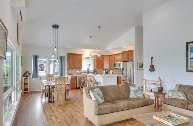 Oceanfront Home w/Pool, Gazebo Access in Papaikou