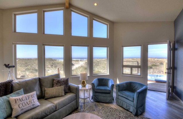 Oceanfront on Sandy Beach! Hot Tub! Dog Friendly! Direct Beach Access! Game Room!