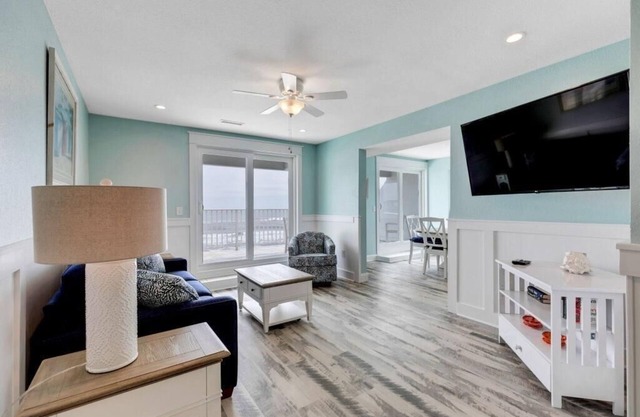 Oceanfront Penthouse Suite - Pool Views Elevator Endless Views (JY422)