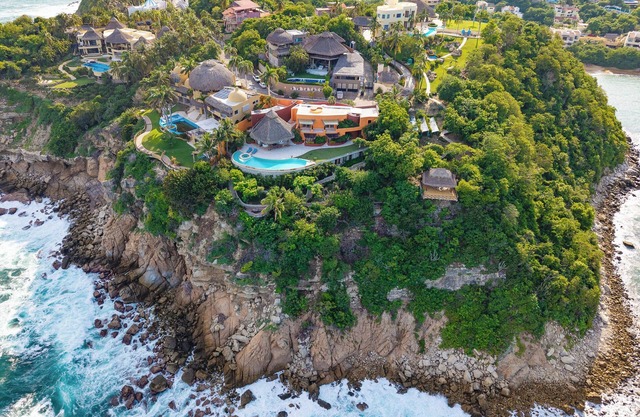 Oceanfront W/Beach Access in Gated Neighbourhood