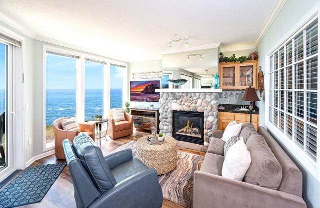 Oceanfront & Whale Watching | Coastal Breakers
