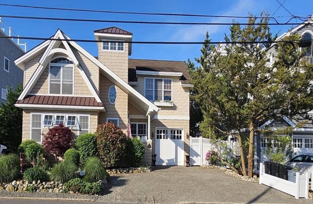 Oceanside. Beach Badges. Private yard. WIFI. Deck. Patio. Stunning Ocean side.