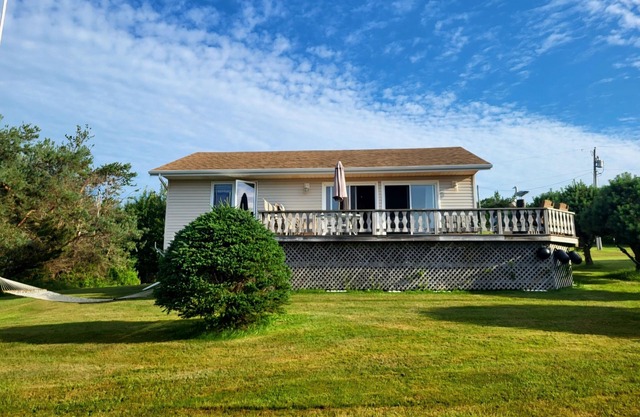 Oceantfront Cottage and 200 feet to a secluded beach. 25min to Charlottetown