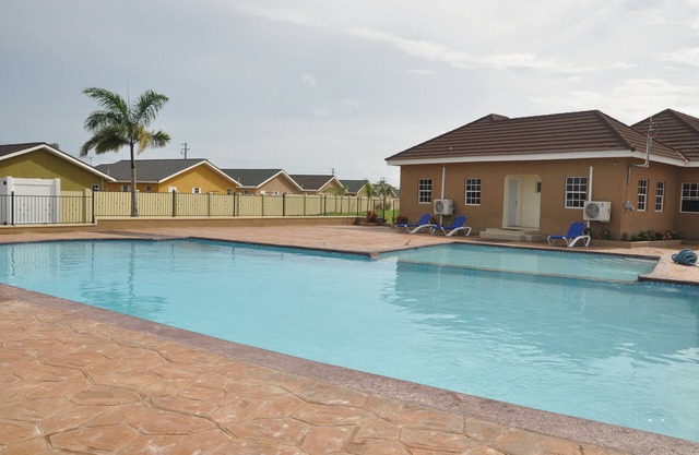 Ocho Rios Drax Hall 2 bed sleeps 4- 5 ppl