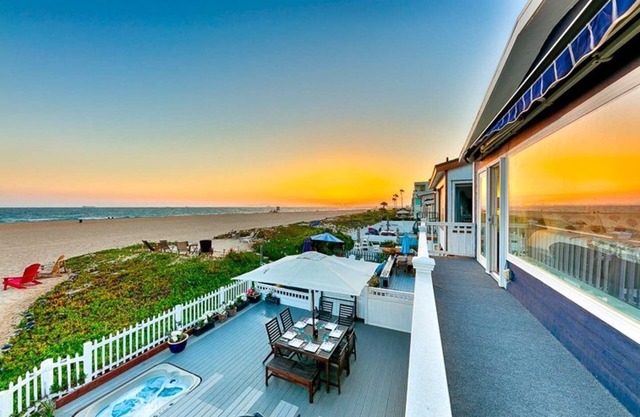 October 10% OFF - Waterfront Beach Home w/Amazing Views, Jacuzzi + Deck
