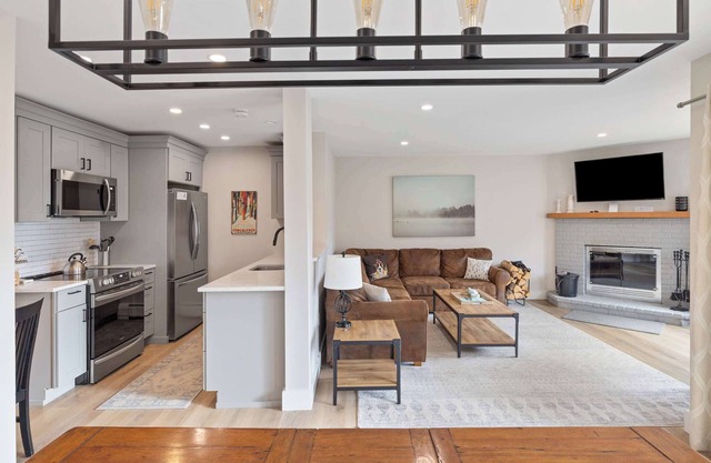 Okemo Ski-In/Ski-Out: Modern, Cozy 2-BR Retreat