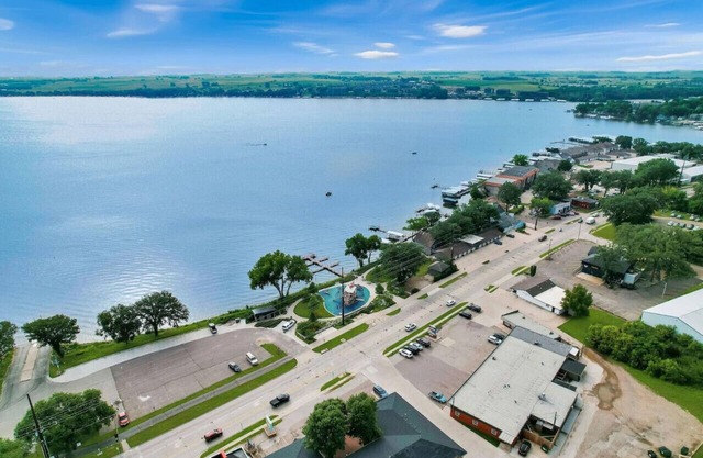 Okoboji Flats 4 at the Lake (Off East Lake)