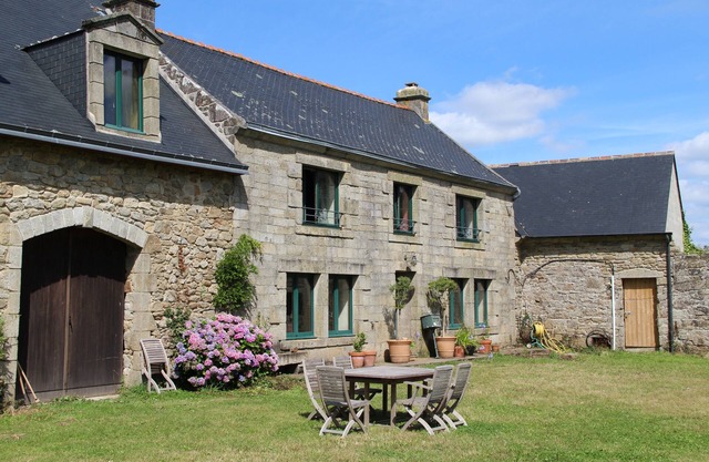 Old farmhouse close to Locronan, ideal family,
