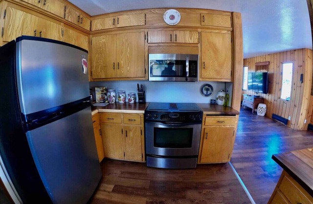 Old Orchard Sanctuary: Spacious Retreat w/Fireplace