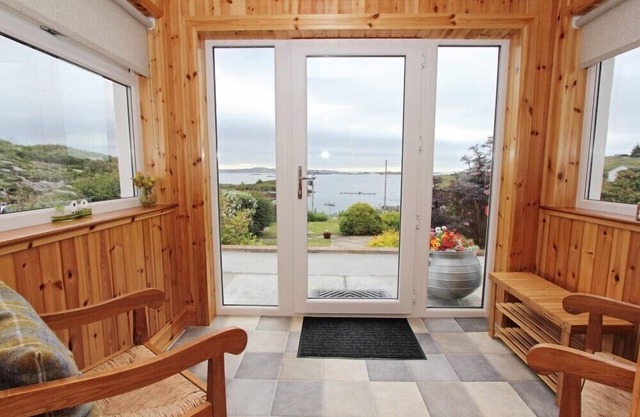 OLD POST OFFICE, family friendly, with open fire in Tarbert