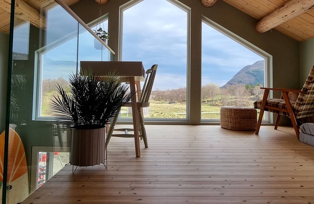 Old traditional house by the sea, with wood-burning hot tub