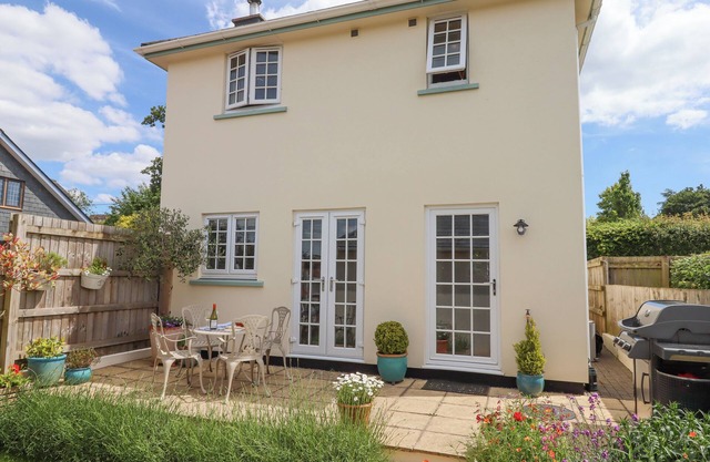 OLIVE TREE COTTAGE, family friendly, with open fire in Aylesbeare