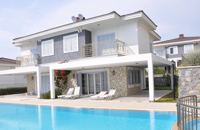 Olive Villa Poolside- Pet Friendly
