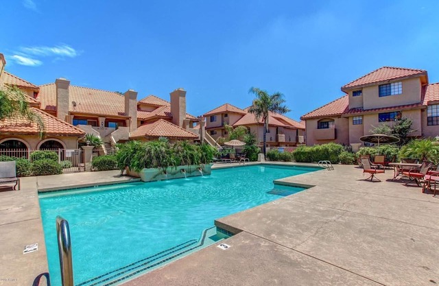 On greenbelt, 2 Big Beds, 2 bathrooms, Garage, Fireplace, Heated Pool