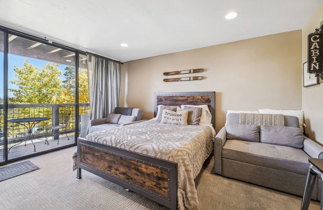 On-Site Skiing: Truckee Studio w/Balcony