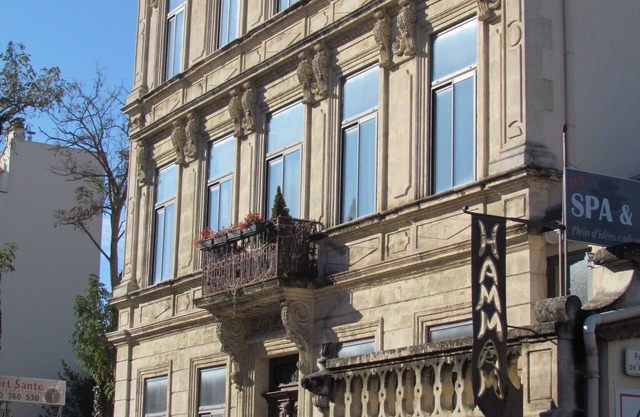 On the ground floor of a beautiful listed Haussmann building, unusual 150 m² with private hammam