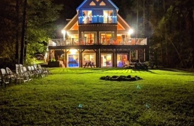 On the lake- Sleeps 19- Sunday to Sunday rental during summer