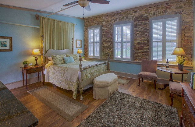 ON THE MARKET - CHARMING STUDIO IN THE HEART OF HISTORIC DOWNTOWN!