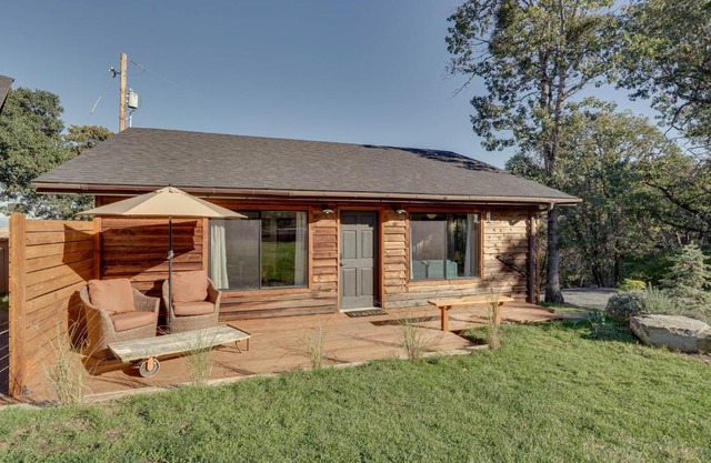 On Working Winery Southern Oregon Bungalow