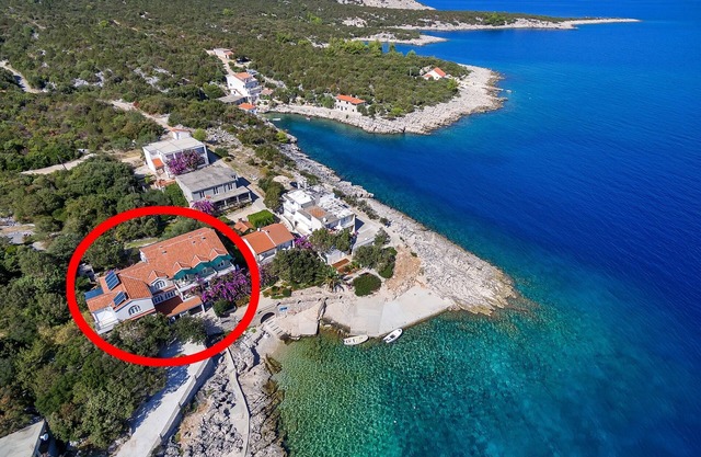 One bedroom apartment near beach Cove Pokrivenik, Hvar (A-10419-a)