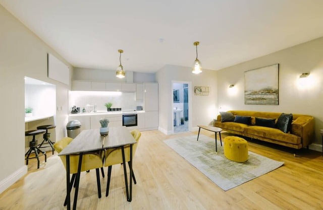 One Bedroom Apartment Close to MOD